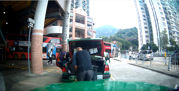 的士司機下車協助伯伯收好輪椅。(FB「 車Cam L」群組)