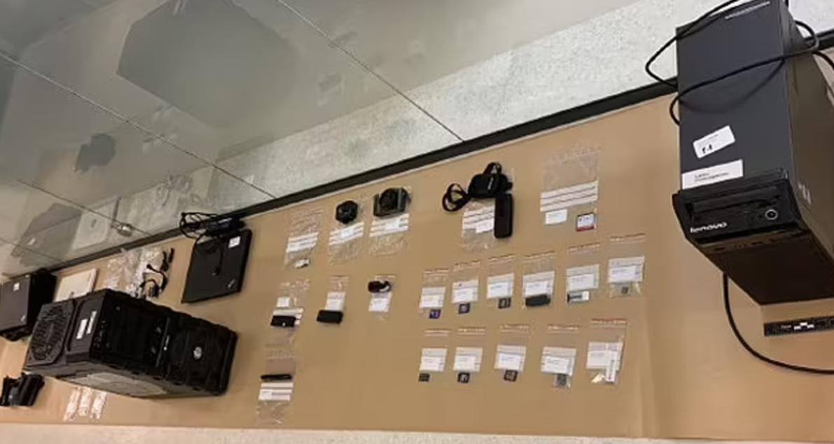 警方起獲的鏡頭版記憶卡等。(互聯網)