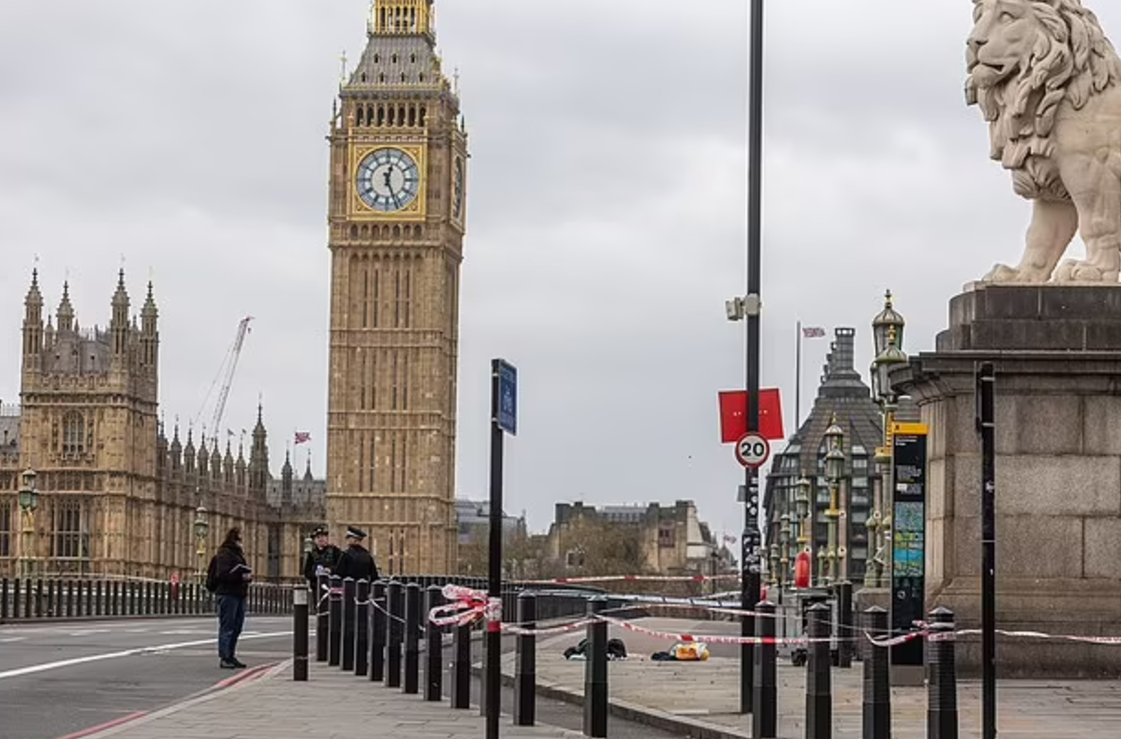 案發在遊客必到的西敏橋。(互聯網)