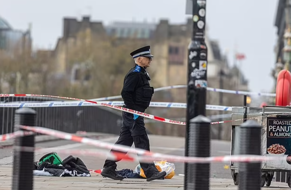 案發在遊客必到的西敏橋。(互聯網)
