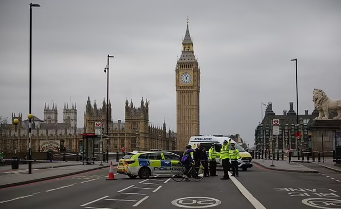 案發在遊客必到的西敏橋。(互聯網)