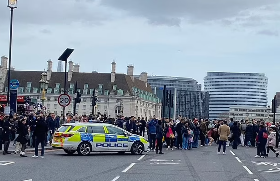 案發在遊客必到的西敏橋。(互聯網)
