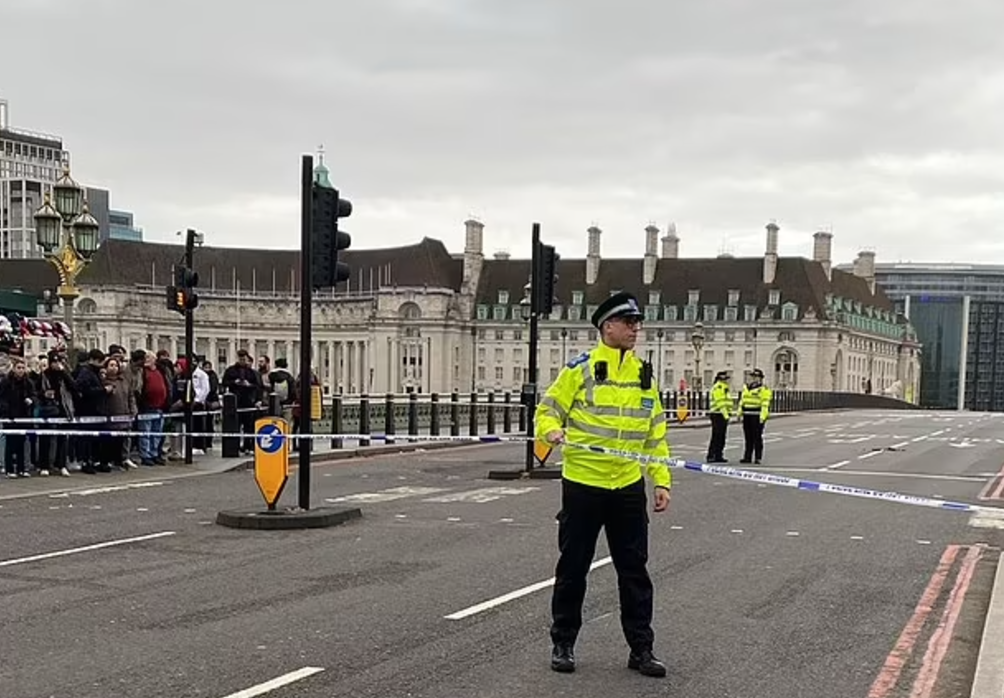 案發在遊客必到的西敏橋。(互聯網)
