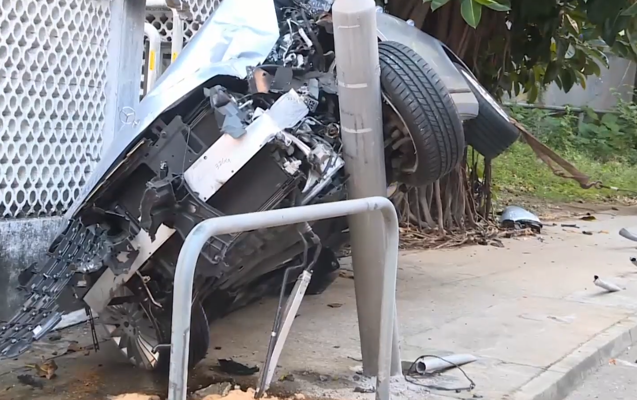 薄扶林域多利道有私家車失事剷上行人路撞牆,91歲男司機一度被困。(有線新聞畫面)