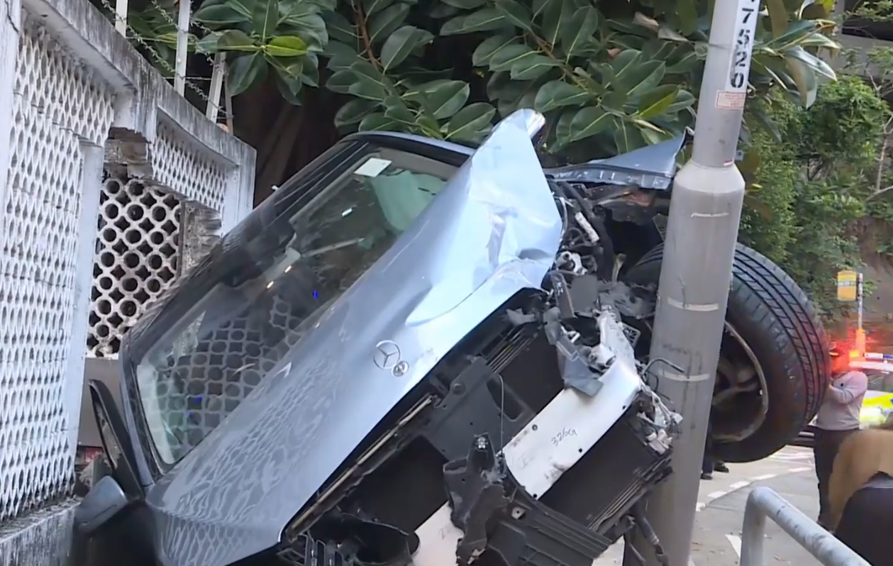 薄扶林域多利道有私家車失事剷上行人路撞牆,91歲男司機一度被困。(有線新聞畫面)