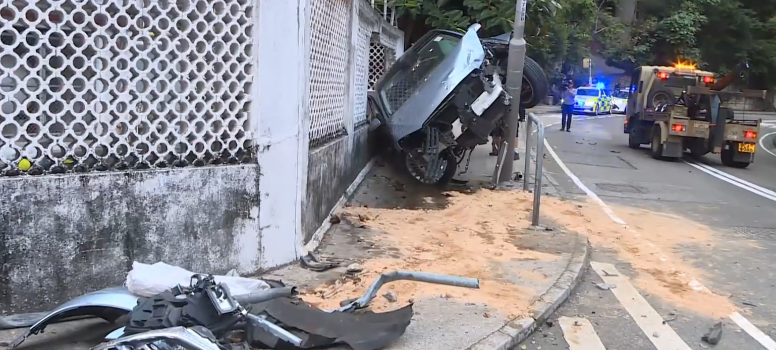 薄扶林域多利道有私家車失事剷上行人路撞牆,91歲男司機一度被困。(有線新聞畫面)