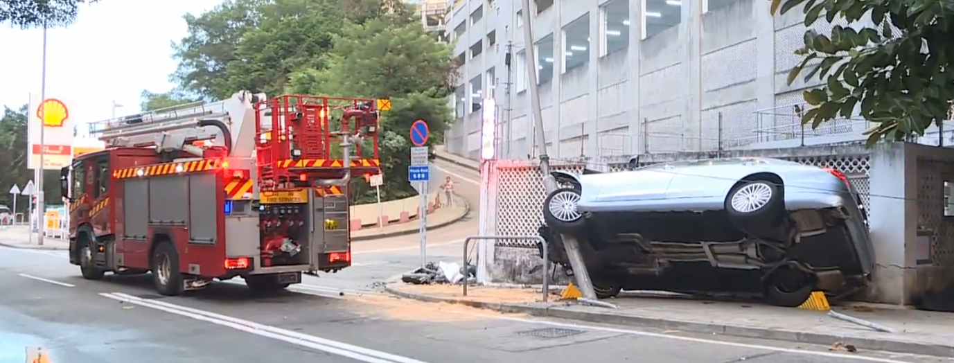 薄扶林域多利道有私家車失事剷上行人路撞牆,91歲男司機一度被困。(有線新聞畫面)