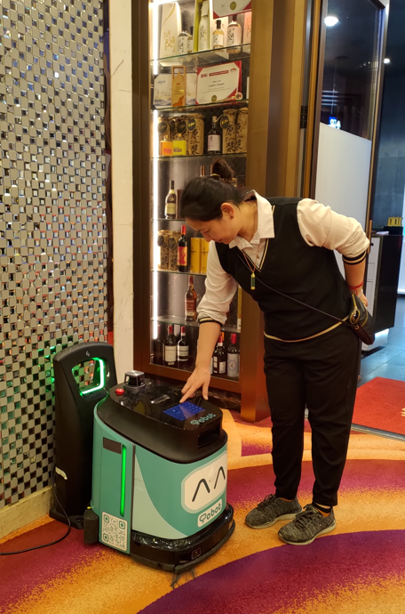 機械人可有效解決「人手荒」,協助同事處理送餐、招待、清潔等工作,而員工可專注提供更佳服務,亦希望藉此改變老派形象。(Tobot Solution提供)