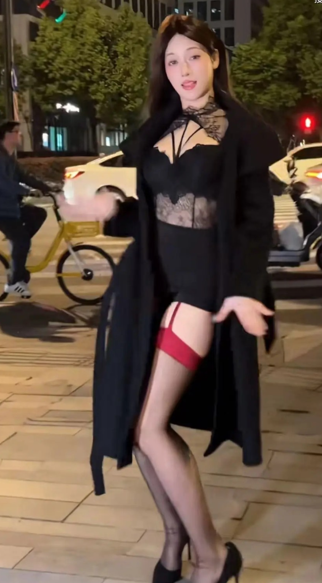 中國前女子體操隊隊員、體操世界盃冠軍吳柳芳早前在社交媒體抖音上發布一系列性感熱舞影片