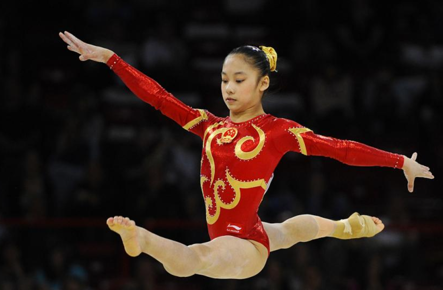 29歲的吳柳芳是前中國女子體操隊隊員,曾多次獲得體操世界盃平衡木、高低槓等冠軍,2013年因傷病退役。