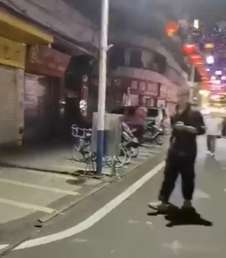 近日內地社交平台出現不少潮州和汕頭的商舖落閘關店的影片(影片截圖)