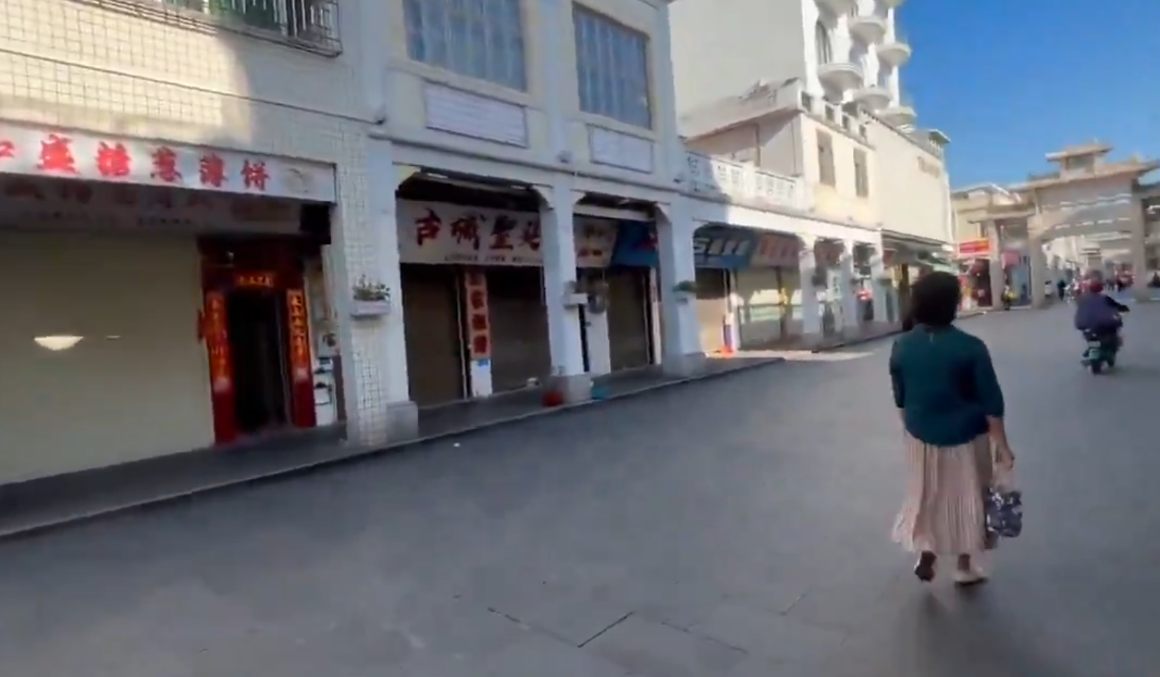 近日內地社交平台出現不少潮州和汕頭的商舖落閘關店的影片(影片截圖)