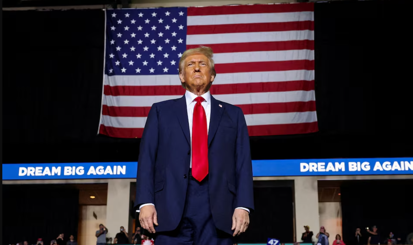 特朗普於社交平台表示,會在明年1月20日上任首天簽署行政命令,將在現有的基礎上,對中國貨品再加徵10%關稅,並對加拿大及墨西哥進口貨品,加徵25%關稅。(路透社資料圖片)