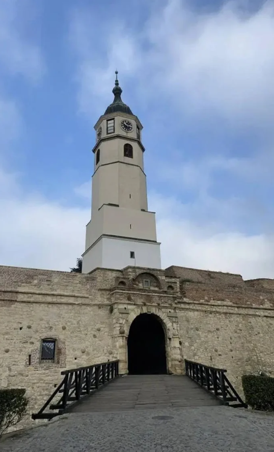 一位疑似中國遊客早前在塞爾維亞首都貝爾格萊德的卡萊梅格丹古城堡鐘樓上塗鴉中文字,更在鐘樓前展示與「作品」的合照,目前塗鴉已清理乾淨。(網上圖片)