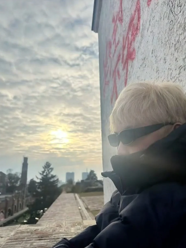 一位疑似中國遊客早前在塞爾維亞首都貝爾格萊德的卡萊梅格丹古城堡鐘樓上塗鴉中文字,更在鐘樓前展示與「作品」的合照。(網上圖片)