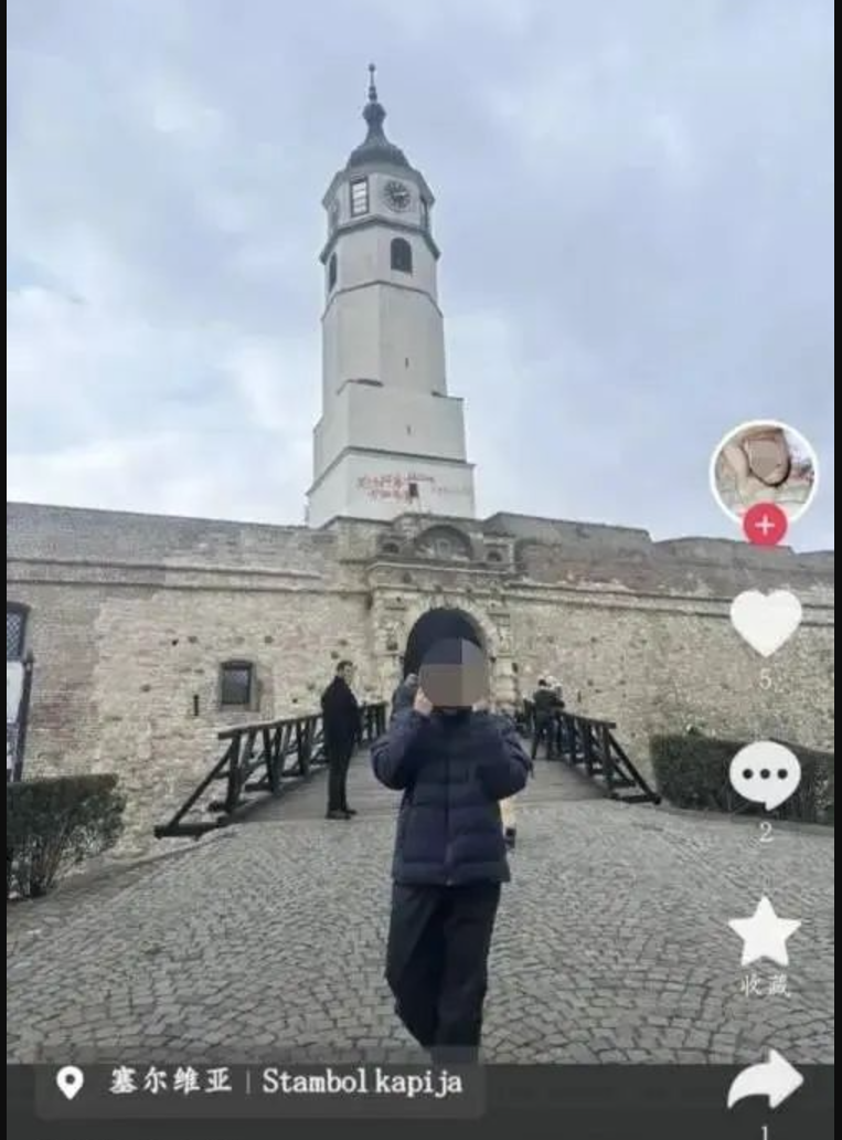 一位疑似中國遊客早前在塞爾維亞首都貝爾格萊德的卡萊梅格丹古城堡鐘樓上塗鴉中文字,更在鐘樓前展示與「作品」的合照。(網上圖片)