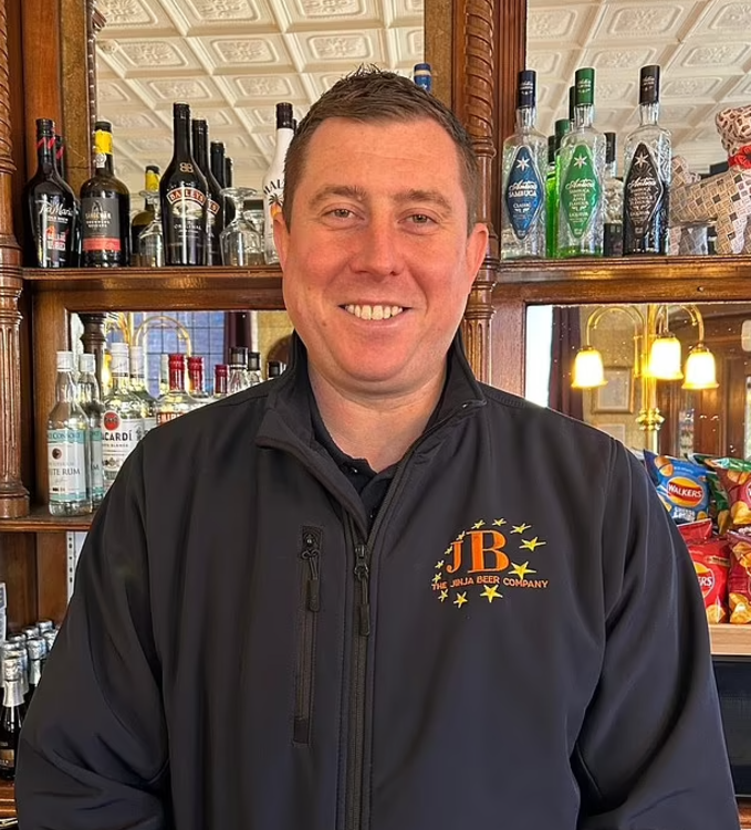 酒吧老闆Michael Westwood發動聯署。(互聯網)