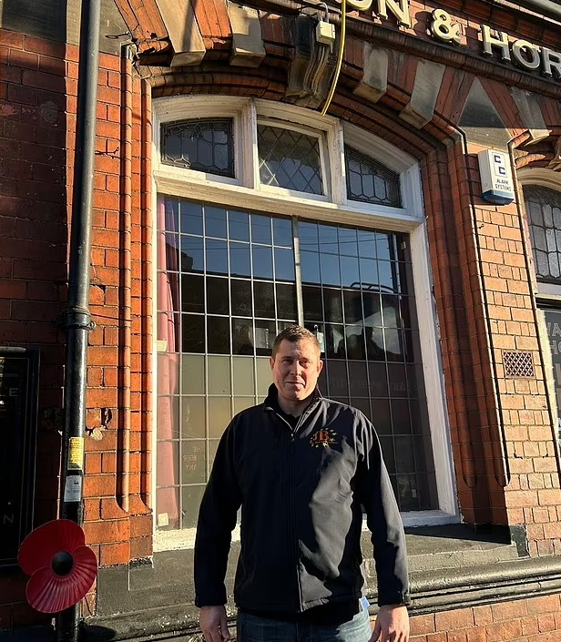 酒吧老闆Michael Westwood發動聯署。(互聯網)