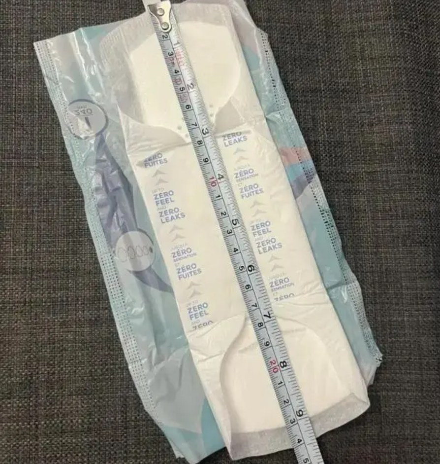 內媒報道,日前有網民測量發現多款衛生巾實際長度與標示長度不一,存在「偷工減料」(網上圖片)