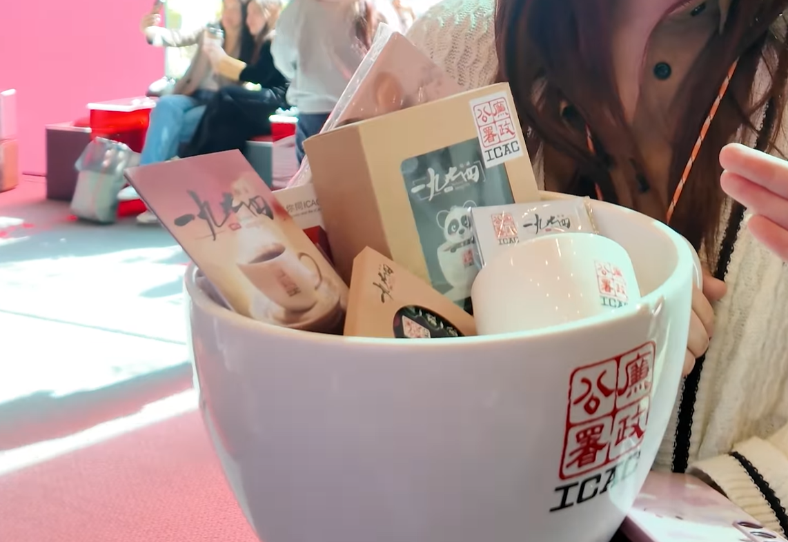 廉署咖啡廳迎第一萬名訪客 幸運兒獲贈限量版巨型廉署咖啡杯 (@fb香港廉政公署 Hong Kong ICAC影片截圖)