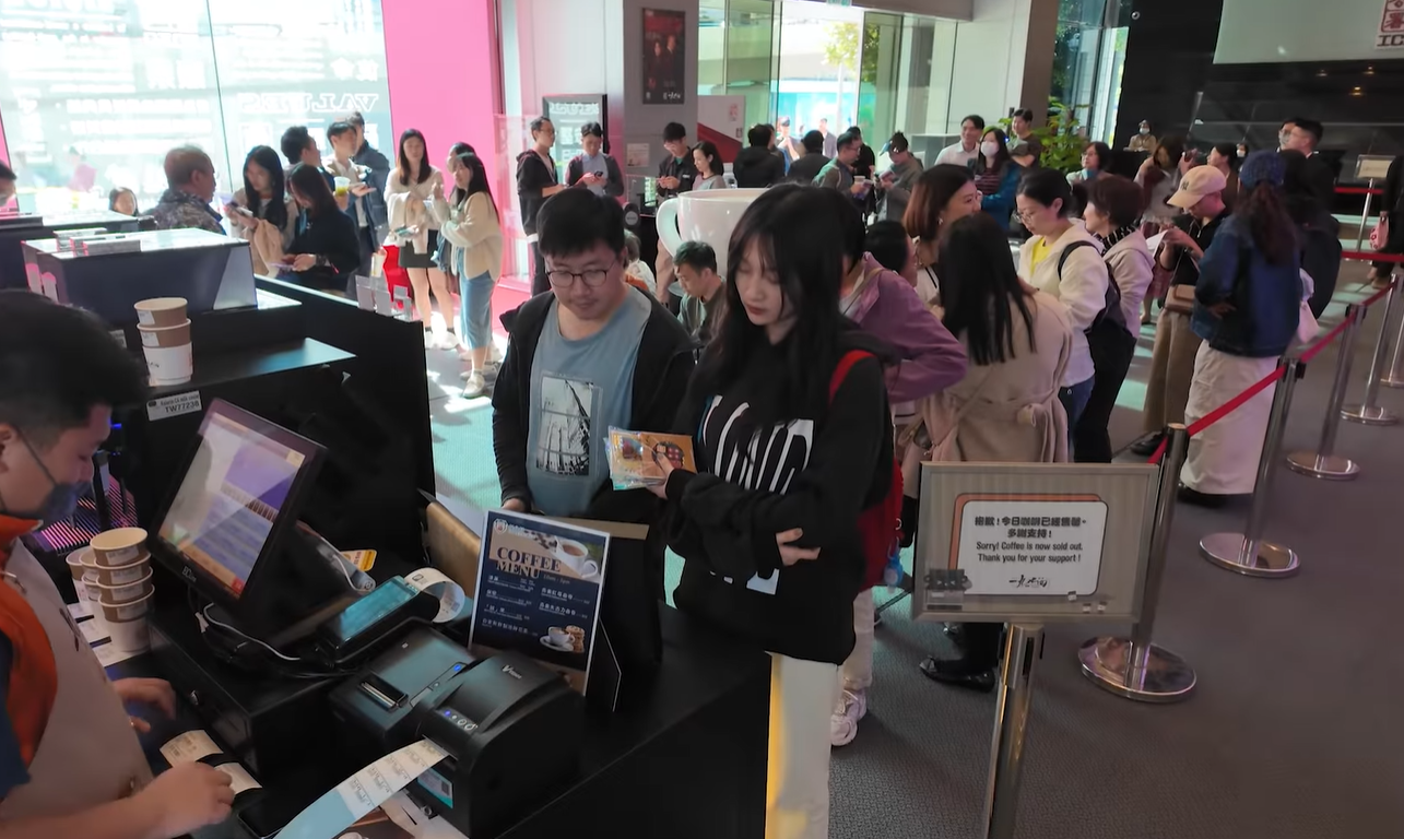 廉署咖啡廳迎第一萬名訪客 幸運兒獲贈限量版巨型廉署咖啡杯 (@fb香港廉政公署 Hong Kong ICAC影片截圖)