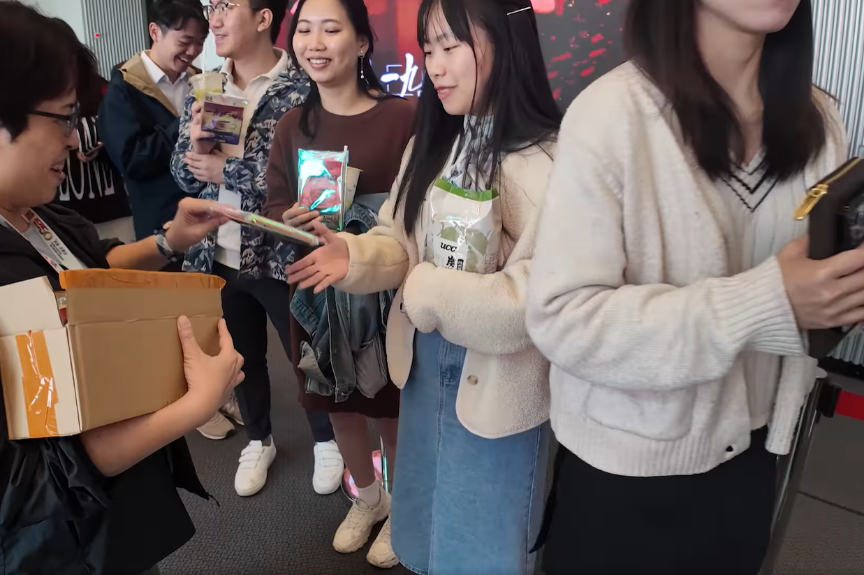 廉署咖啡廳迎第一萬名訪客 幸運兒獲贈限量版巨型廉署咖啡杯 (@fb香港廉政公署 Hong Kong ICAC影片截圖)