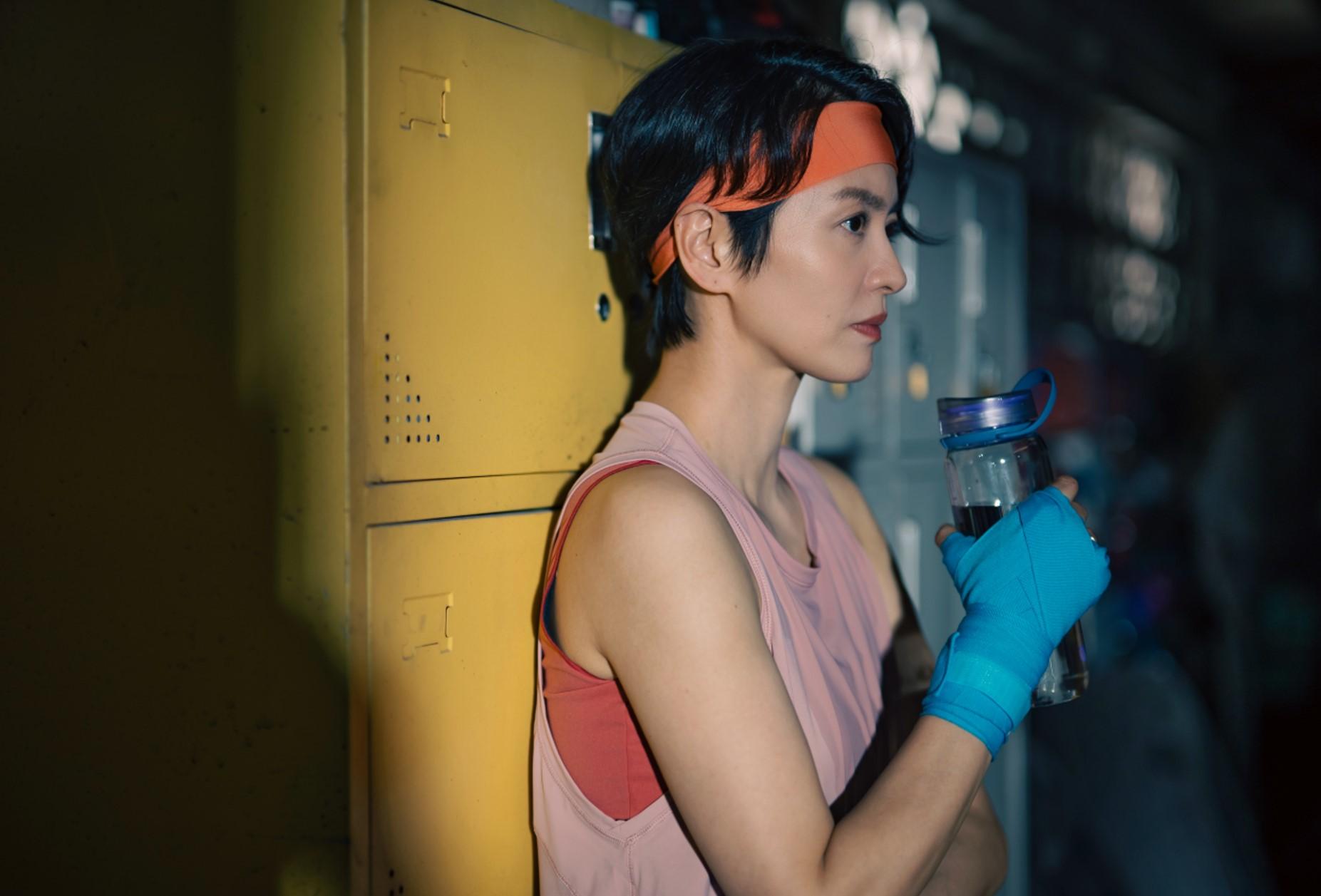 嘉莉(梁詠琪 飾),鍾磊的妻子,當年因相夫教女而退出娛樂圈,如今在閨密碧珠的幫助下試圖復出,在廣告試鏡時跟林雪發生衝突,為了積極轉型成為動作女星,毅然加入泰拳特訓。