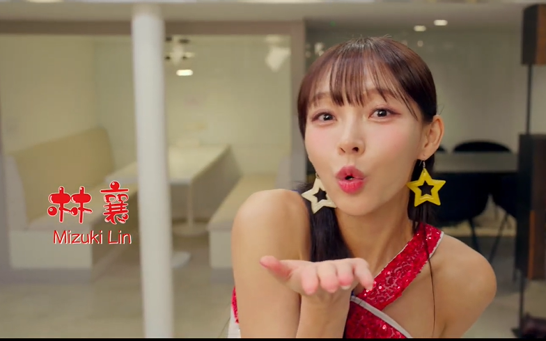 台灣啦啦隊女神林襄在《麻雀女王追男仔》預告片送飛吻派福利。