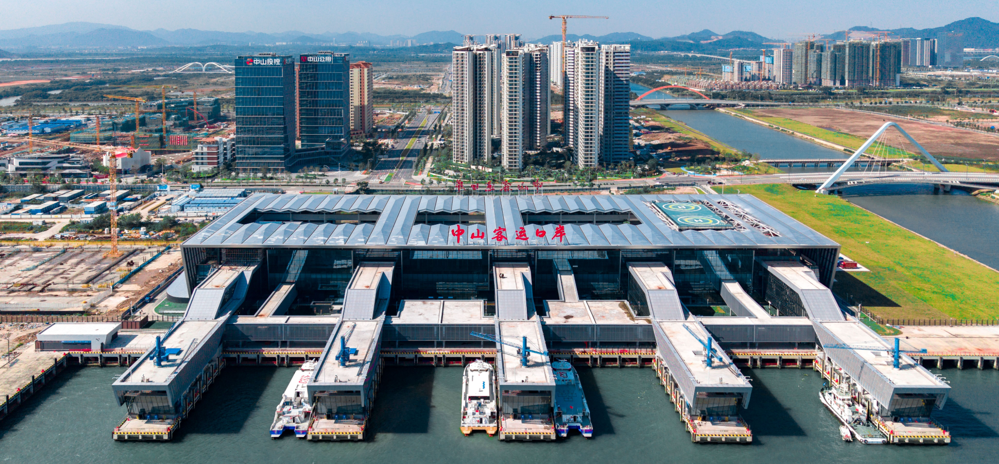 廣東中山市新客運碼頭正式啟用,首班客運渡輪開往尖沙咀中港城,搭載219名旅客,船程較舊碼頭快20分鐘。 (網上圖片)