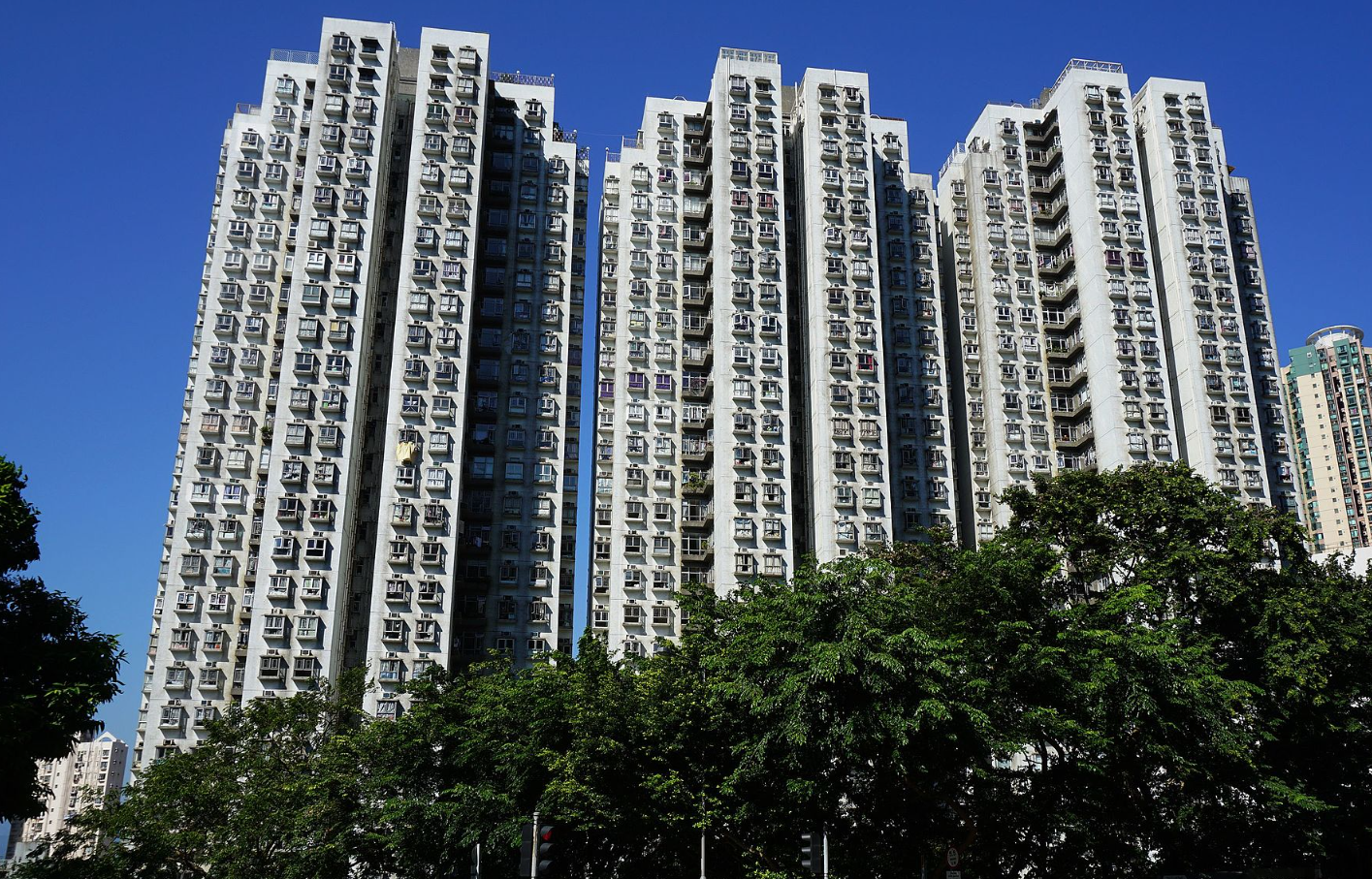 學士臺位於西半山薄扶林道101號,1990年入伙,共有3座632個單位,圖為大維修前的外觀。(資料圖片)