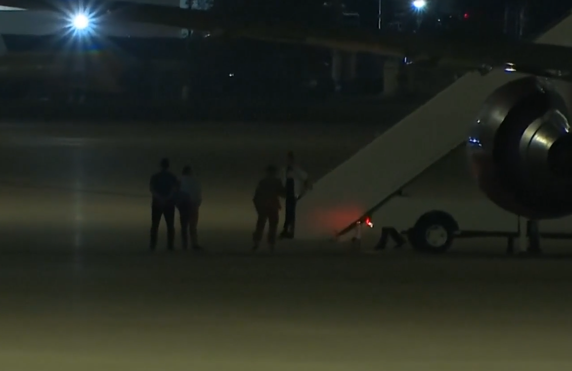 獲中方釋放的3名美國公民,包括78歲的美籍港人梁成運、60歲的中國移民李凱,及48歲得州商人馬克斯威丹,他們乘坐飛機在美國星期三深夜降落得州聖安東尼奧一座軍事基地,與家人團聚。(影片截圖)