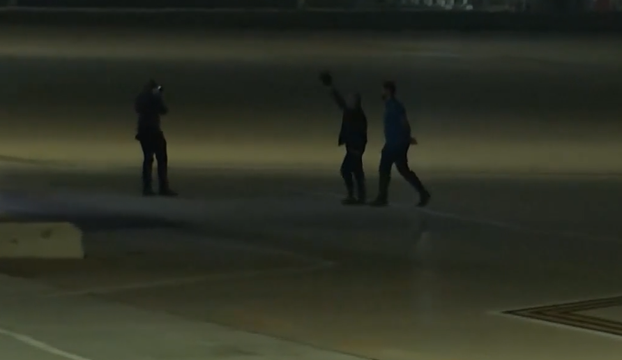 獲中方釋放的3名美國公民,包括78歲的美籍港人梁成運、60歲的中國移民李凱,及48歲得州商人馬克斯威丹,他們乘坐飛機在美國星期三深夜降落得州聖安東尼奧一座軍事基地,與家人團聚。(影片截圖)