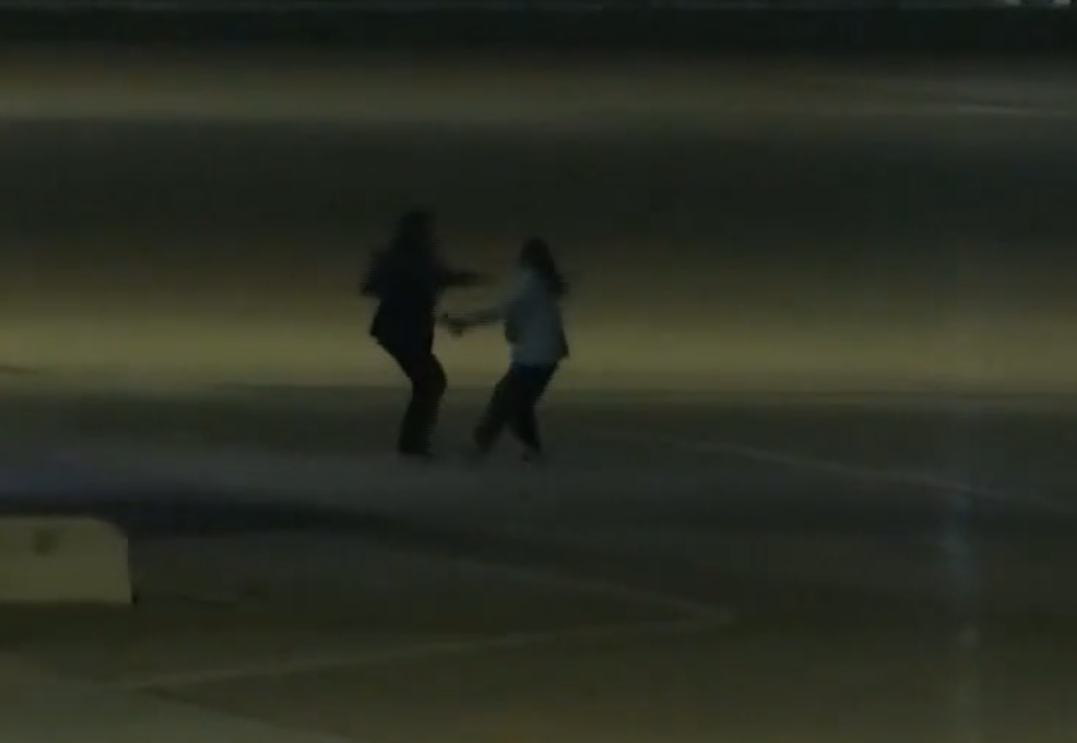 獲中方釋放的3名美國公民,包括78歲的美籍港人梁成運、60歲的中國移民李凱,及48歲得州商人馬克斯威丹,他們乘坐飛機在美國星期三深夜降落得州聖安東尼奧一座軍事基地,與家人團聚。(影片截圖)