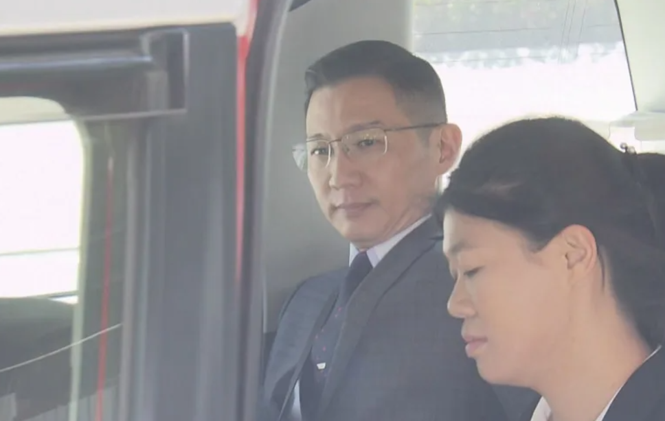 高級警司周毅剛涉在今年7至11月於灣仔警察總部內兩度非禮一名女子,被控兩項猥褻侵犯罪,今日在東區裁判法院首次提堂(now新聞台畫面)