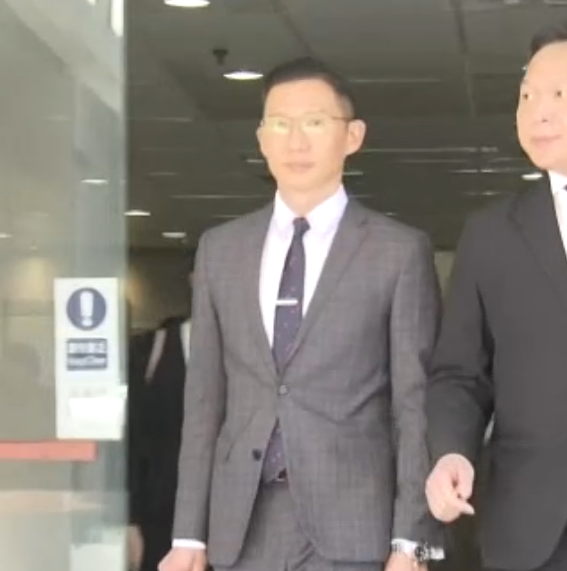 高級警司周毅剛涉在今年7至11月於灣仔警察總部內兩度非禮一名女子,被控兩項猥褻侵犯罪,今日在東區裁判法院首次提堂(now新聞台畫面)