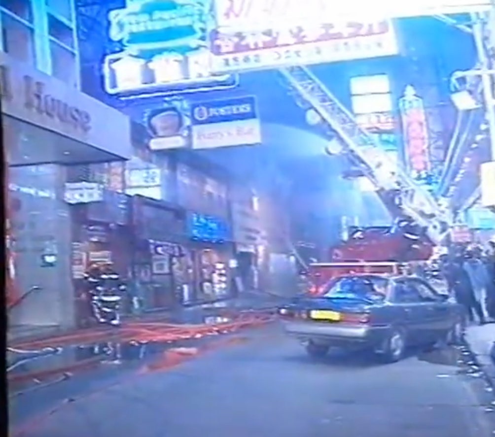 尖沙咀寶勒巷1997年1月25日凌晨發生卡拉OK縱火案,釀成17死13傷。(無綫新聞報道影片截圖)