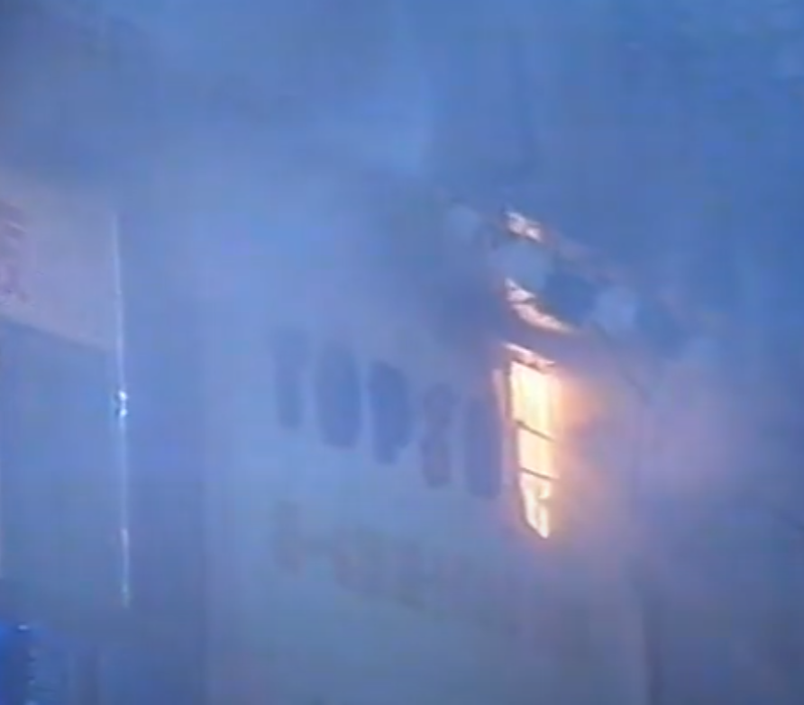 尖沙咀寶勒巷1997年1月25日凌晨發生卡拉OK縱火案,釀成17死13傷。(無綫新聞報道影片截圖)