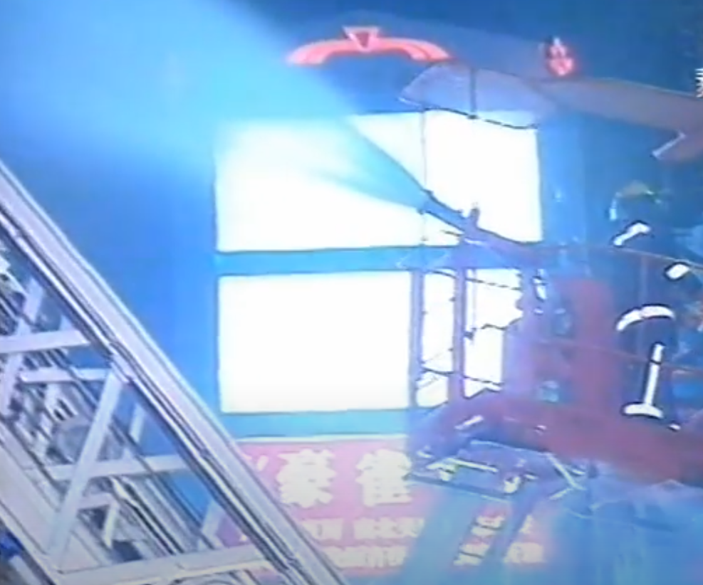 尖沙咀寶勒巷1997年1月25日凌晨發生卡拉OK縱火案,釀成17死13傷。(無綫新聞報道影片截圖)