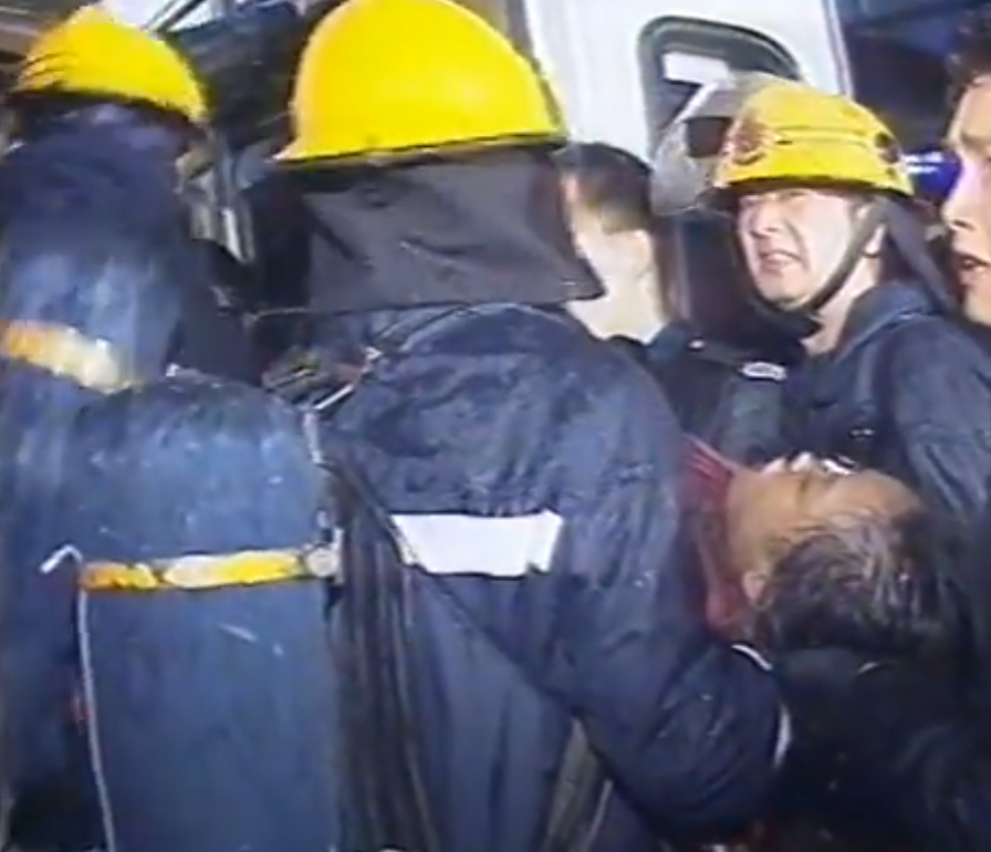 尖沙咀寶勒巷1997年1月25日凌晨發生卡拉OK縱火案,釀成17死13傷。(無綫新聞報道影片截圖)