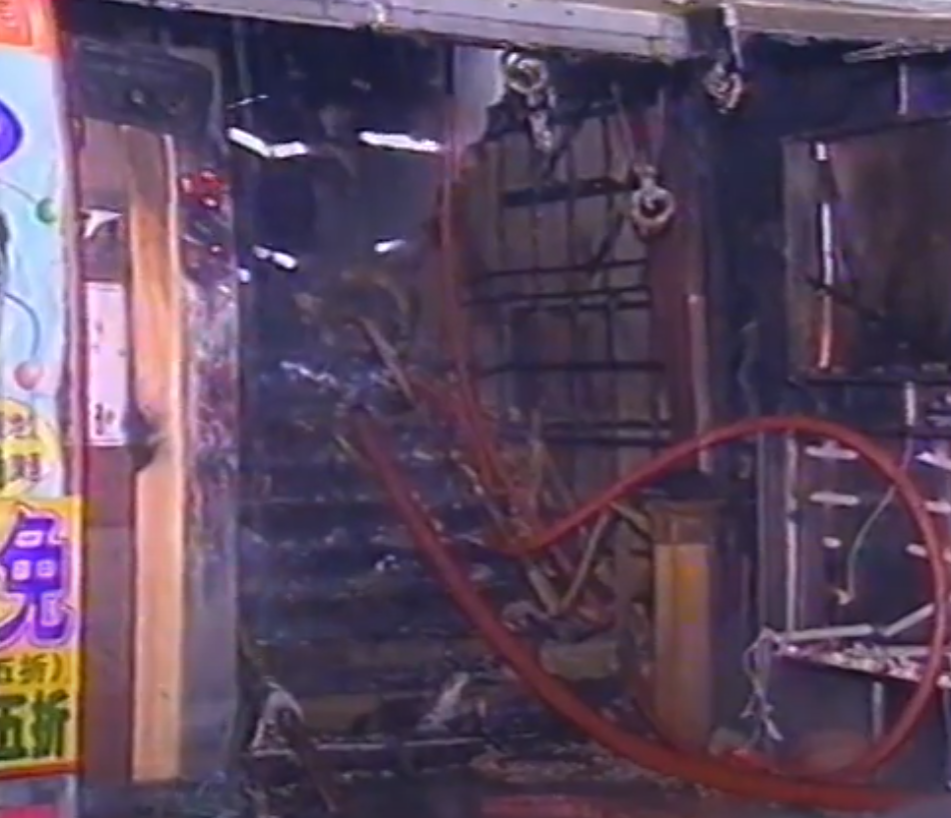 尖沙咀寶勒巷1997年1月25日凌晨發生卡拉OK縱火案,釀成17死13傷。(無綫新聞報道影片截圖)