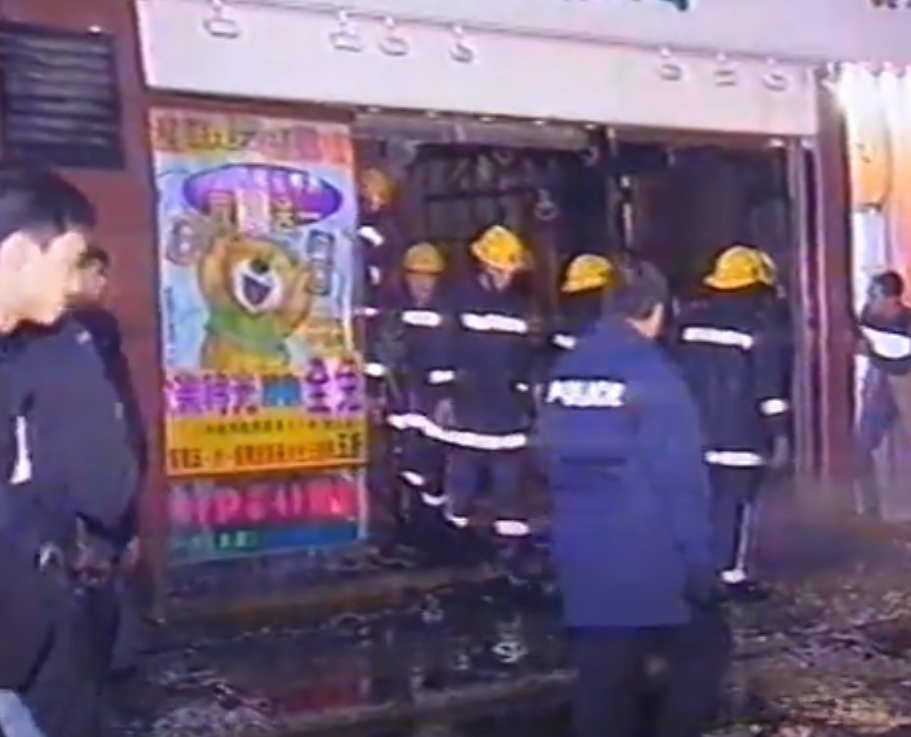 尖沙咀寶勒巷1997年1月25日凌晨發生卡拉OK縱火案,釀成17死13傷。(無綫新聞報道影片截圖)