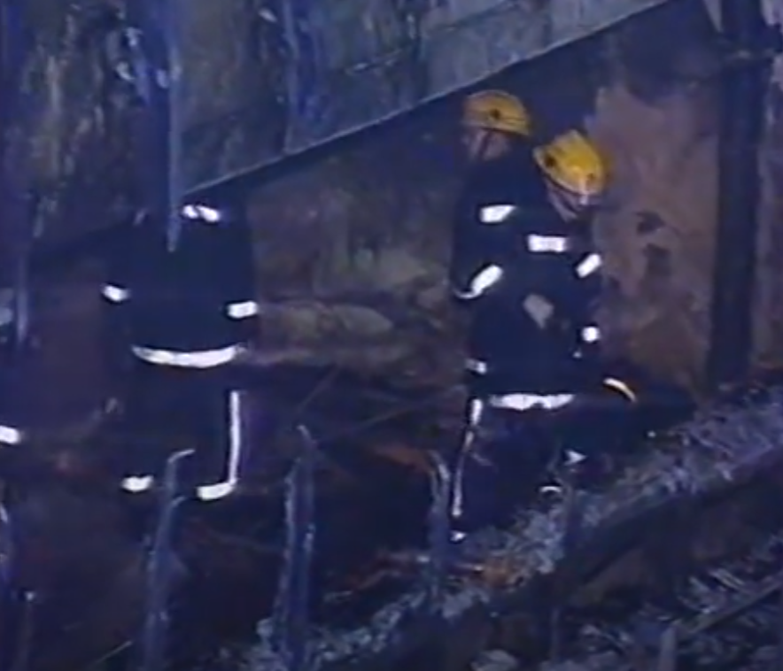 尖沙咀寶勒巷1997年1月25日凌晨發生卡拉OK縱火案,釀成17死13傷。(無綫新聞報道影片截圖)