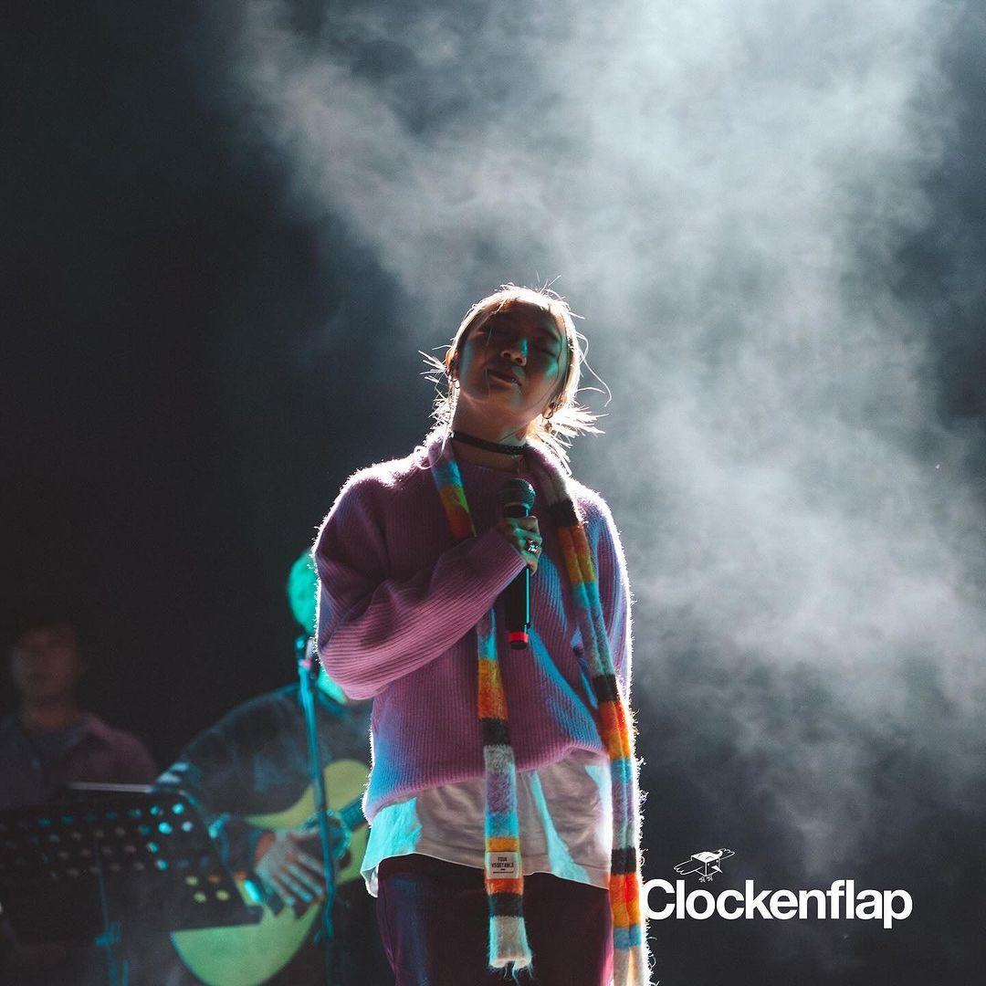 謝芊彤首次踏足Clockenflap舞台,感情獻唱盧巧音的《昏迷》。(圖:Clockenflap提供)