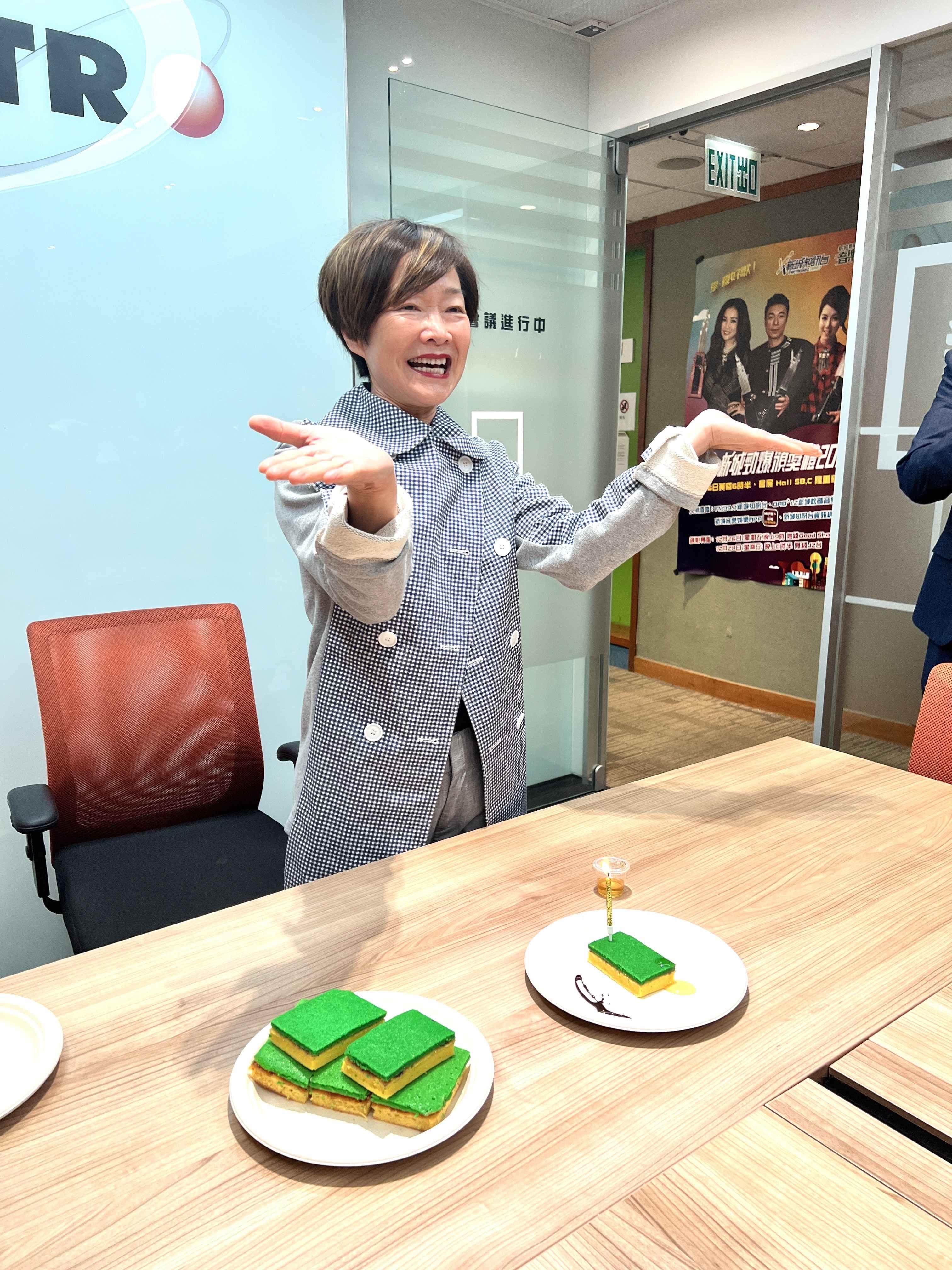 「百潔布生日蛋糕」寓意譚玉瑛是嚴守紀律的風紀,負責抹走「污穢物」,別具心思。