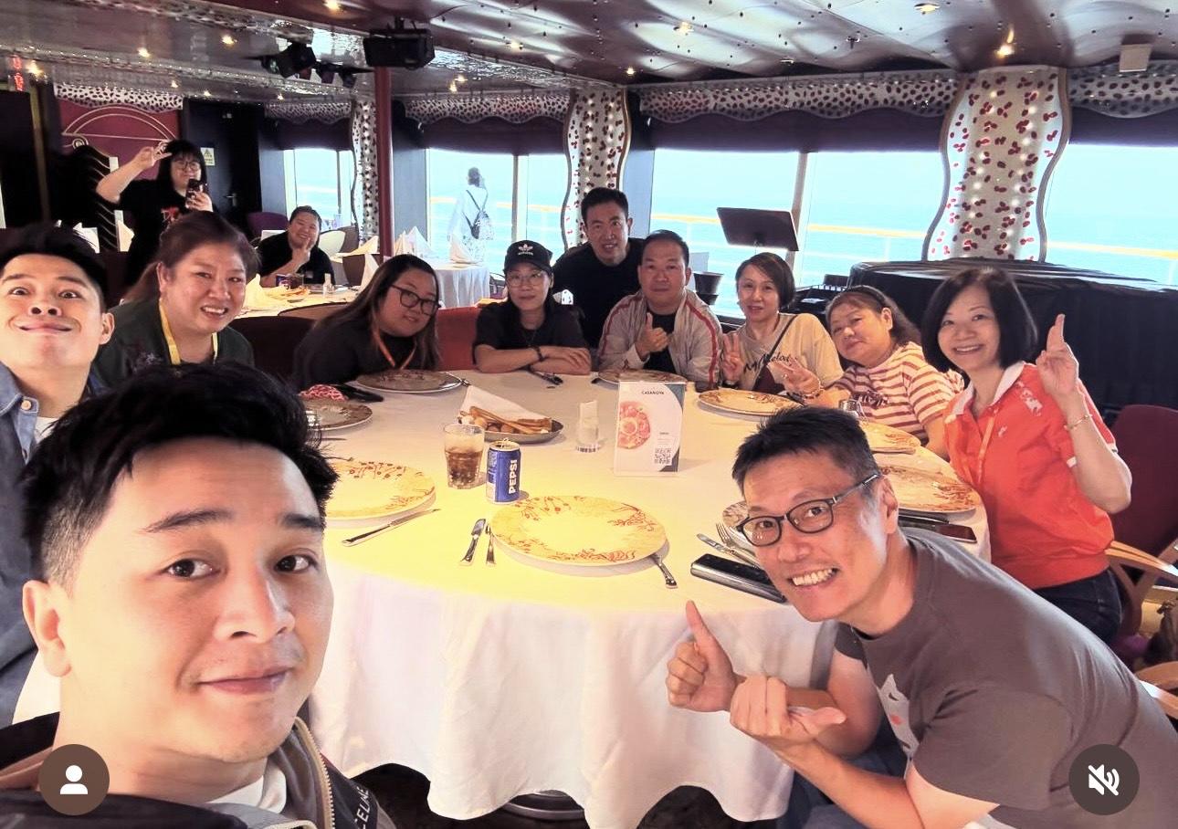 譚輝智與粉絲在郵輪上同台食飯。