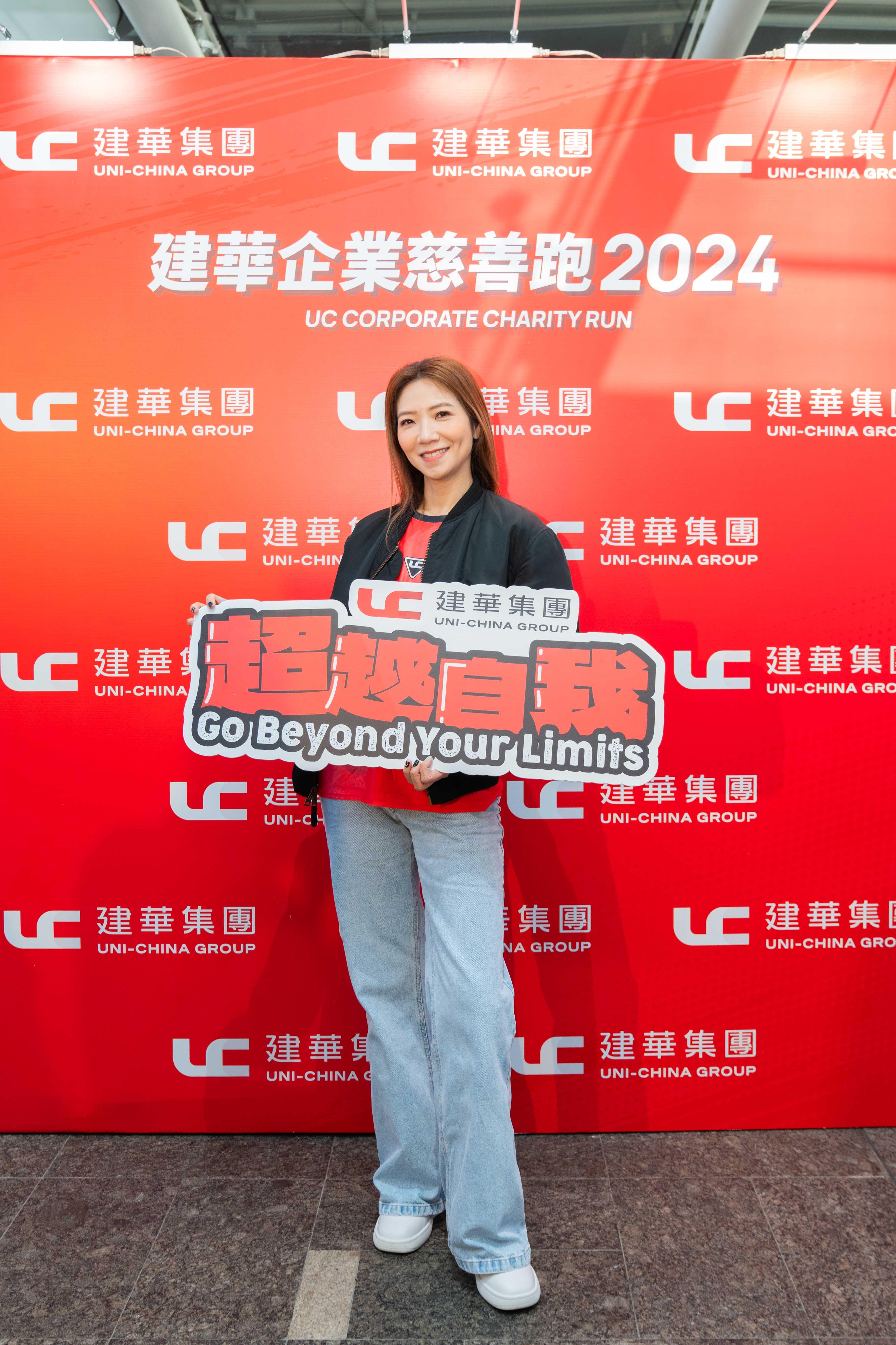 婉婉獻唱《憑著愛》,為一眾跑手打氣。