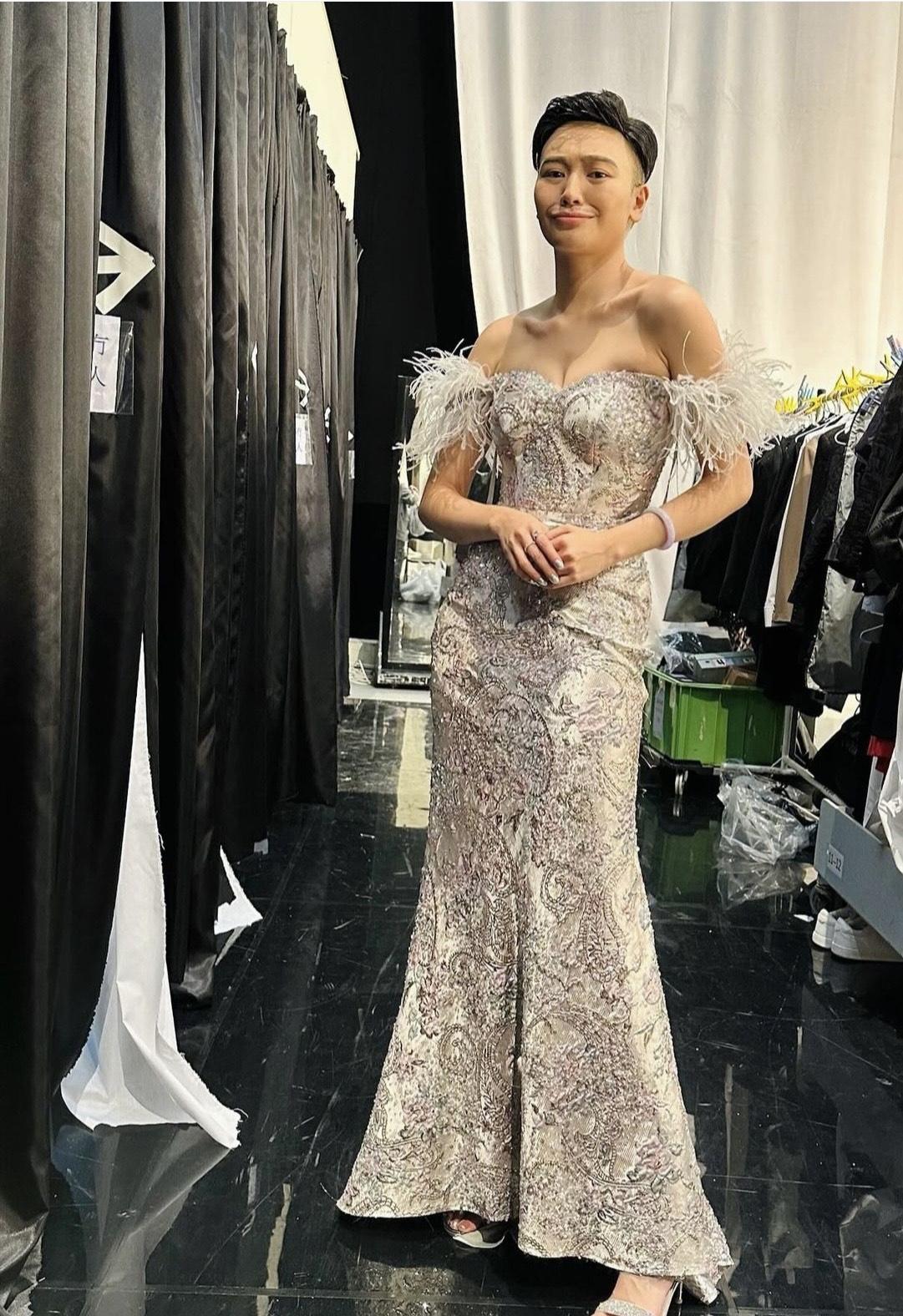 網民笑言「痰輝智」的一身造型充滿違和感。