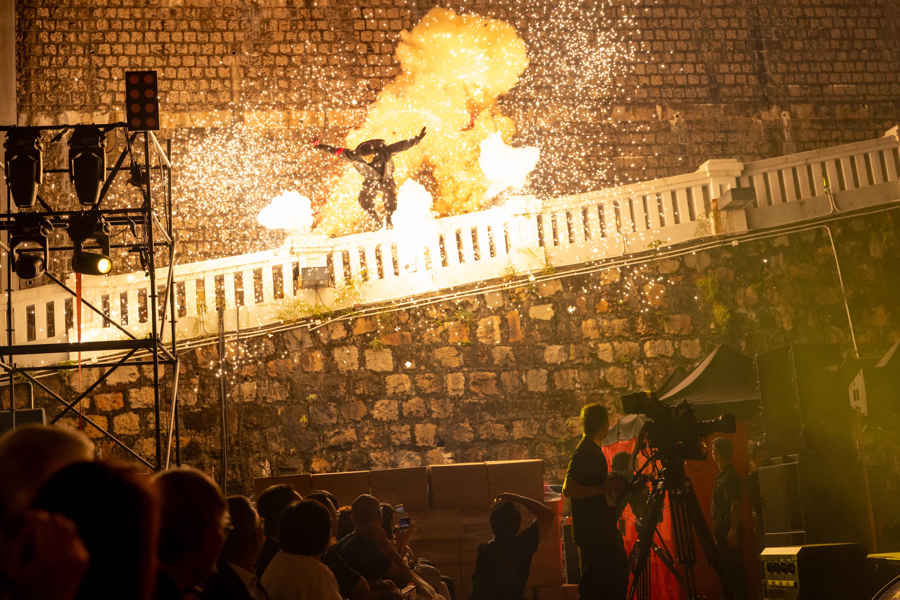 陳俊峰及黃映棋在「爆破難關」呈獻錢嘉樂指導的高難度特技演出。