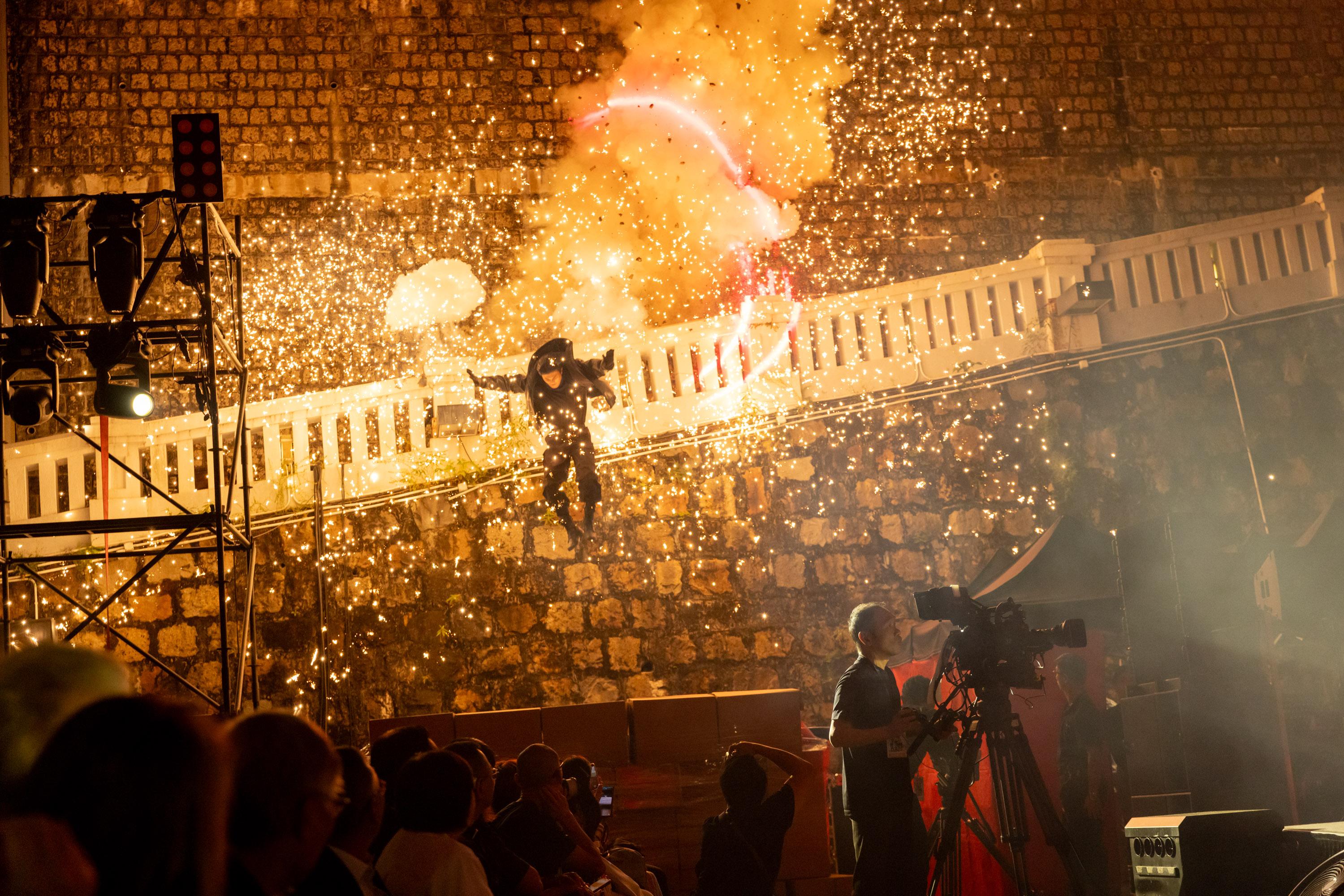 陳俊峰及黃映棋在「爆破難關」呈獻錢嘉樂指導的高難度特技演出。