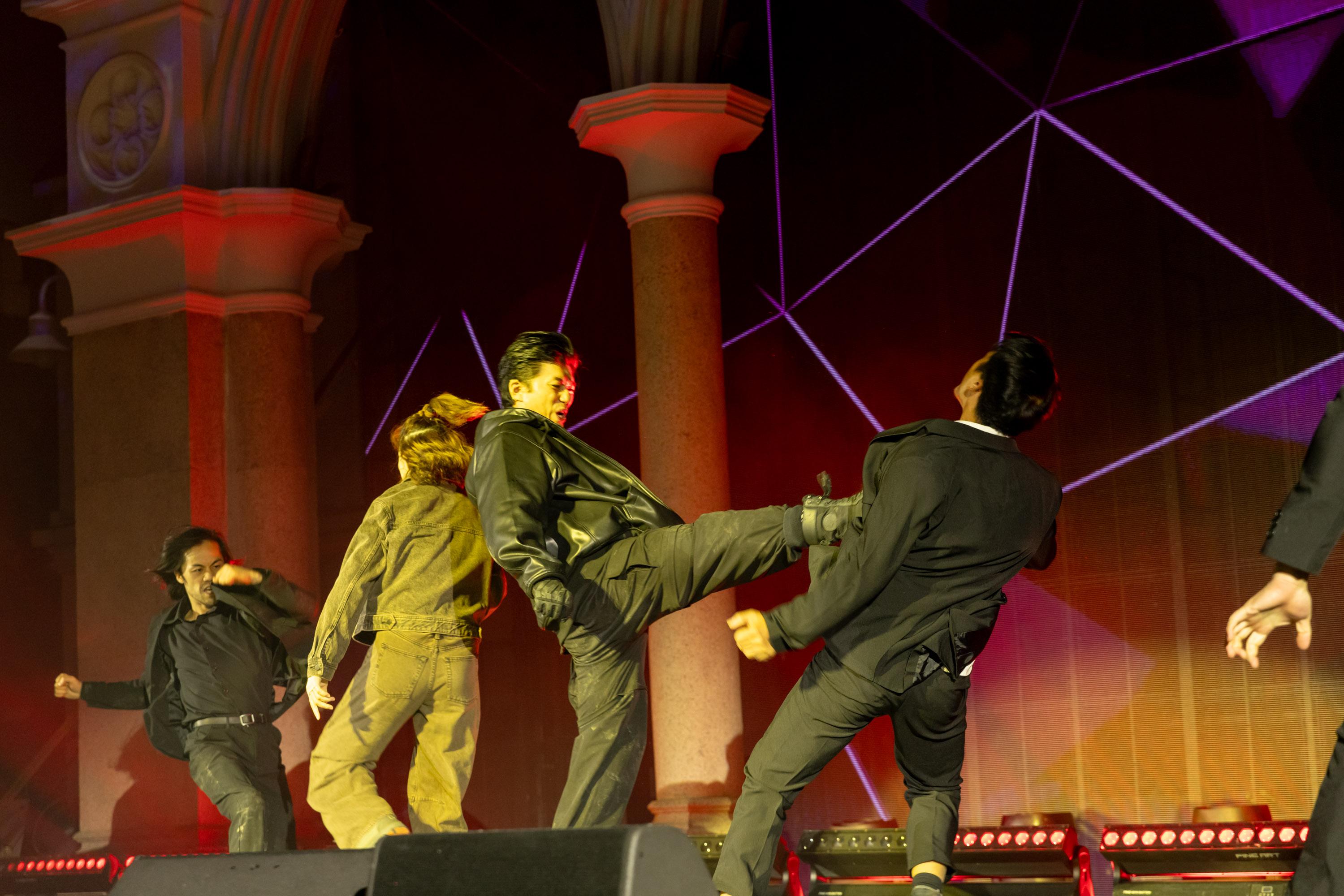 陳俊峰及黃映棋在「爆破難關」呈獻錢嘉樂指導的高難度特技演出。